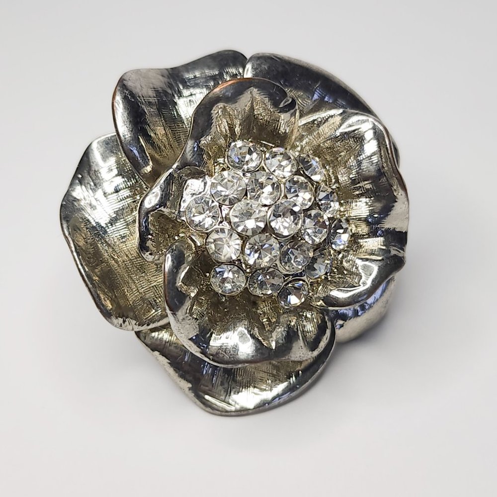 Large Silver Rose Rhinestone Cocktail Ring - Picture 2 of 4